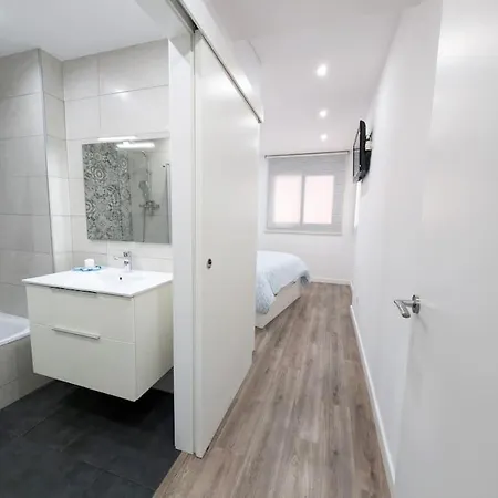 New Flat In The Centre, 10 Min From Bcn Airport Apartman *