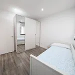 New Flat In The Centre, 10 Min From Bcn Airport Apartamento