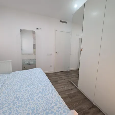 New Flat In The Centre, 10 Min From Bcn Airport Апартаменты